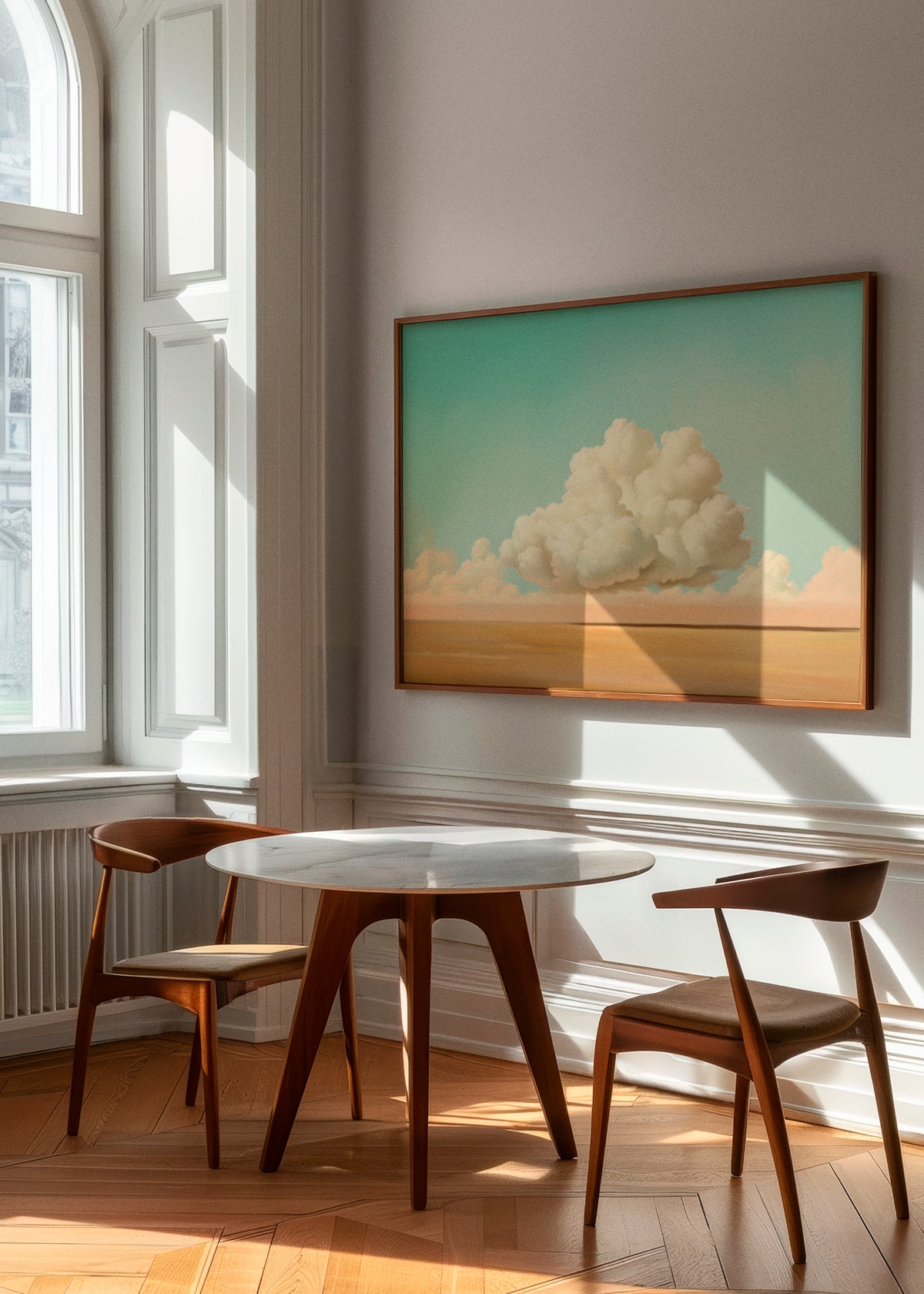 Cumulus-plakat indrammet og ophængt i et elegant, lyst interiør med moderne træmøbler og naturligt lys, der fremhæver kunstværkets rolige og tidløse udtryk.