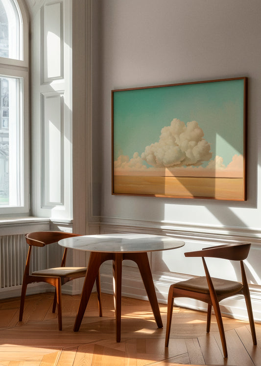 Cumulus-plakat indrammet og ophængt i et elegant, lyst interiør med moderne træmøbler og naturligt lys, der fremhæver kunstværkets rolige og tidløse udtryk.